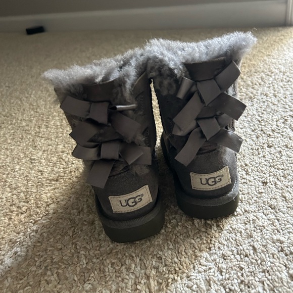 Toddler girl ugg boots with bows, size 8, gray - Picture 2 of 3